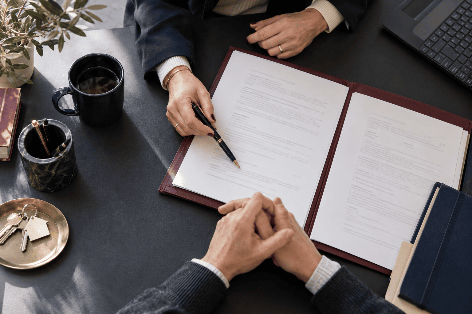Bail locatif et clés sur un bureau