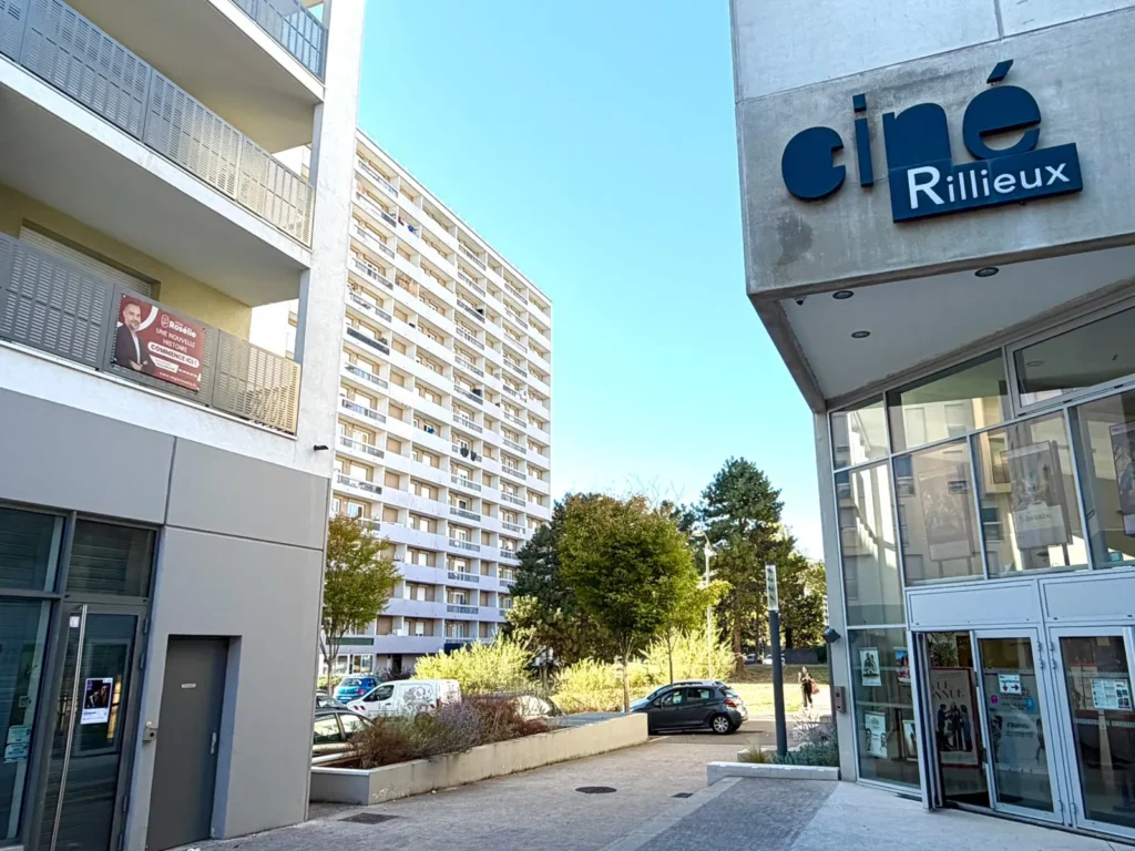 L'environnement immédiat, en plein centre de Rillieux-la-Pape, à deux pas du cinéma.